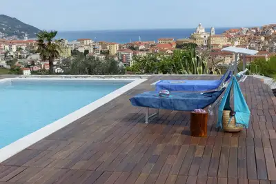 Image de Appartement: terrasse vue panoramique mer, piscine, grand jardin, parking, Wifi