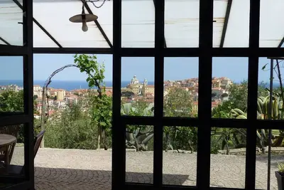 Bel appartement avec grande terrasse et vue mer panoramique et piscine.