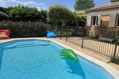 Image de Agréable maison familiale climatisée avec piscine et jardin