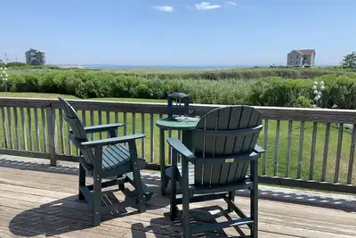 Image de Beach House avec grande terrasse et vue sur l'océan!