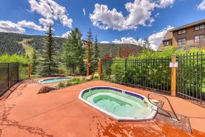 Image de Marchez vers les pistes! Condo confortable de 2 chambres avec une excellente vue sur la montagne!