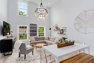 Image de The Brownstone ★ 1 Block to Downtown Town Square
