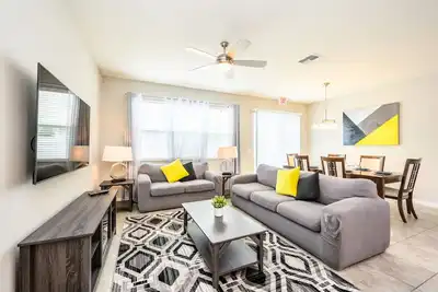 Image de *** Renovated house close to Disney! 4 Bed/Sleeps 10