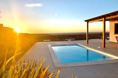 Image de Détendez-vous dans une villa élégante avec piscine chauffée et de superbes vues