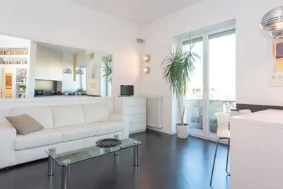 Image de Modern one-bedroom apartment on the sixth floor with balcony