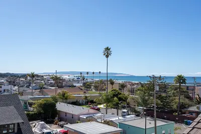 Image de Belle maison mise à jour avec vue sur l'océan dans le centre-ville de Pismo