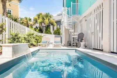Image de Nouveau en 2019! Piscine vierge, véranda filtrée, deux suites principales, promenade jusqu'à la plage et rivière arrière