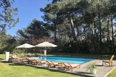 Image de Villa avec piscine chauffée au cœur des pins