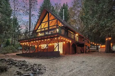 Image de \"Time Out\", Modern A Frame Cabin near Yosemite