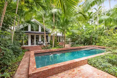 Image de \"La Maison Ficus\" ~ luxuriante 3 chambres, 2. 5 salle de bain bijou avec piscine et chalet!