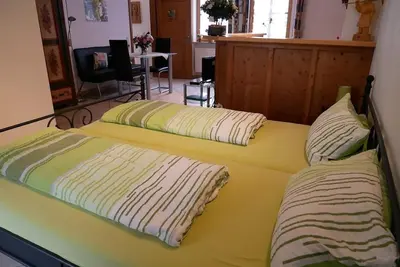 Image de Maison de vacances confortable (30 m²) avec une terrasse entourée de vignes