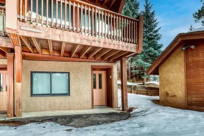 Image de Condo de style refuge de montagne avec Wi-Fi gratuit, baignoire à jets et foyer au bois!