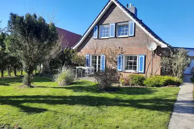 Image de Appartement dans une maison de campagne élégamment rénovée avec un grand jardin dans un endroit calme