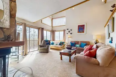 Image de Condo d'angle élégant avec vue, baignoire à jets, accès au complexe et Wi-Fi gratuit!