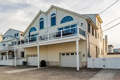 Image de Seulement 1. 5 pâtés de maisons de certaines des meilleures plages de Sea Isle!