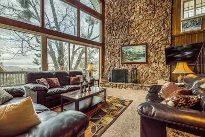 Image de Une vue imprenable depuis cette maison acceptant les chiens avec pub et table de billard dans le loft
