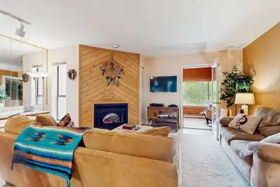 Image de Condo mignon avec WiFi gratuit, foyer électrique et accès aux commodités du complexe!