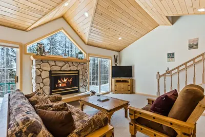 Image de Schweitzer Mt. mis à jour condo avec foyer au gaz, cuisine complète et accès facile aux skis!