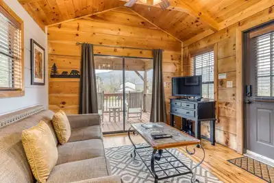 Image de Cabine confortable avec bain à remous privé et foyer - à proximité du parc national!