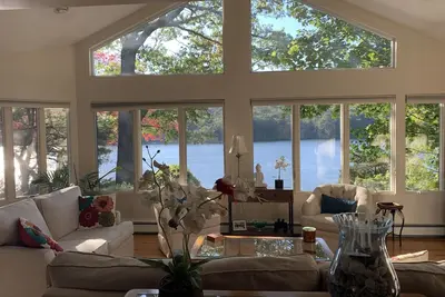 Image de Waterfront, kayaking, tranquility in this beautiful home.