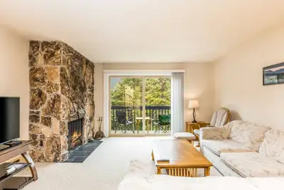 Image de Nouvelle Liste! Condo pour chiens avec vue sur la montagne - Ă pied de la station de ski!