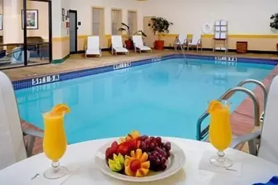 Image de Comfort and Convenience! 2 Comfortable Units, Indoor Pool, Bar, Free Parking