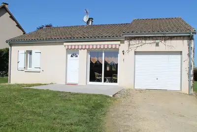 Image de Maison de plain-pied avec jardin clôturé, proche Thermes St Roch - 3 chambres, WiFi, cuisine équipée