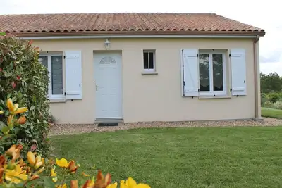 Image de Maison avec Jardin proche Thermes comprenant Lave-linge et Lave-vaisselle