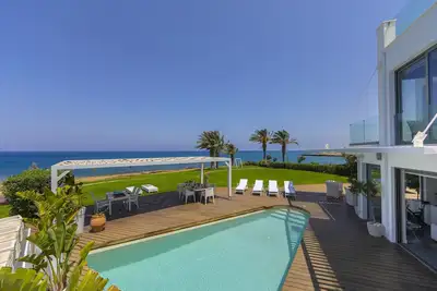 Luxe ultime Beach Front Villa, moderne, entièrement équipé, Entièrement Air-Conditioend, 4-chambres, 5 salles de bains-salle de jeux, satellite, Wi-Fi