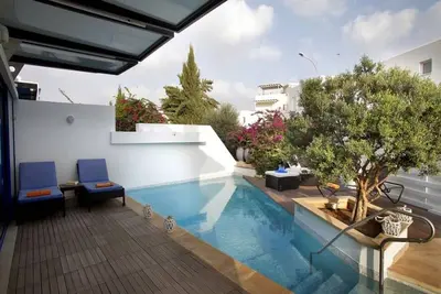 Conception unique dans le meilleur emplacement de Protaras centrale à seulement 1 minute de marche Pour Fig Tree Bay - pour 8 personnes - connexion Wi-Fi, satellite, Piscine, Tennis, Jacuzzi Baignoire