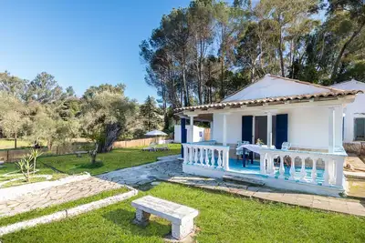 Image de Maison bleue, forêt, mer, calme, jardin avec piscine pour enfants et espace de camping