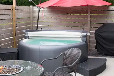 Eclipse • Hot tub and billiards in Downtown Geneva