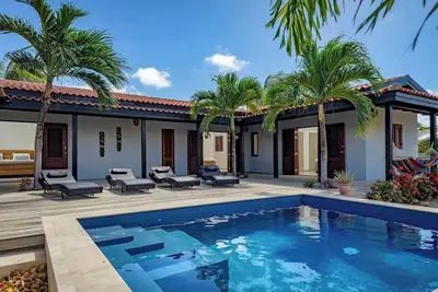 Villa Wayaka with Private Pool in Punt Vierkant