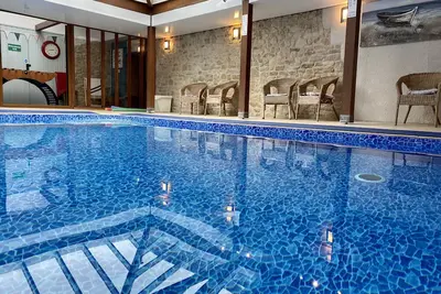 Image de Super warm, private, indoor pool - just for you! 5 Bedrooms, Rural Seaside