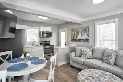 Image de Leave Your Troubles Behind. Relaxation, Value, and Peace in the Heart of Madeira Beach.