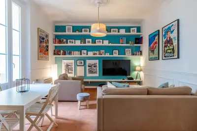 Image de Cannes : appartement central, quartier animé proche plages