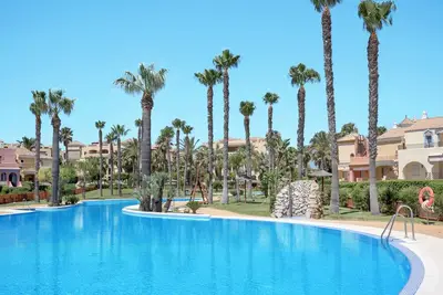 Image de Appartement vacances \"Jardines de Zahara\" avec piscine, balcon, vue sur les montagnes et la mer