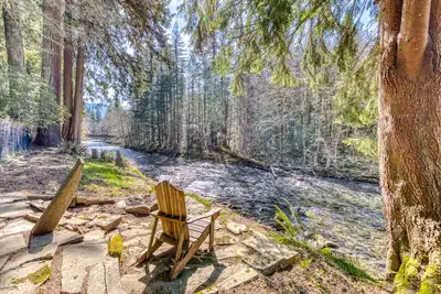 Image de Maison au bord de la rivière avec foyer au bois, câble et vue!