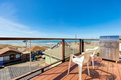 Image de TheLookout-Walk to Beach! Remodeled Classic Beach House w/Ocean Views! Dog/WiFi
