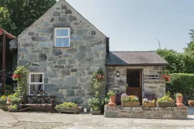 Ysgubor Newydd, family friendly, with a garden in Conwy