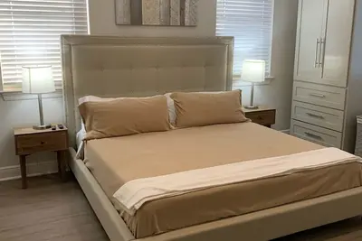 Image de Appartement Midtown 1 chambre moderne et confortable. Lit King et câble!