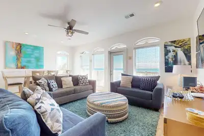 Image de Nouvelle liste! Maison Ă plusieurs niveaux en bord de mer, vues magnifiques, proche de tout,
