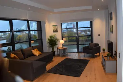 Image de Luxe nouveau et spacieux 3 chambres, 2 salles de bains, Riverside Apt, Canary Wharf, E14