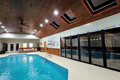 Image de 5 Br, piscine intérieure chauffée, bain à remous, sauna