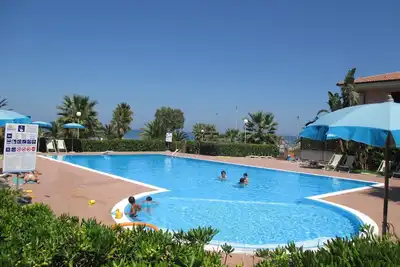 Image de Villa en résidence avec piscine et court de tennis