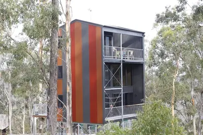 Image de Tree House # 4 Rouge, bâtiment privé à trois niveaux avec barbecue, Smart Tv, cuisine