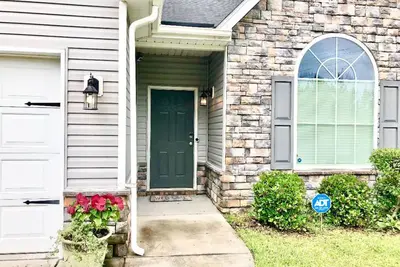 Image de Large Home, Central Location, Great backyard!