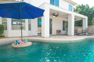 Image de Maison de 5 chambres entièrement mise à jour avec piscine à Gilbert, Arizona - Lacs de Val Vista