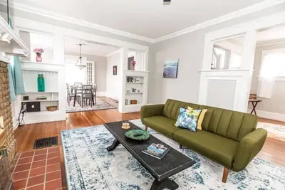 Image de Walk to Restaurants - Trendy Lakeview Craftsman