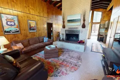 Image de Close to Country Club | Fireplace | Single Level | Happy Pines